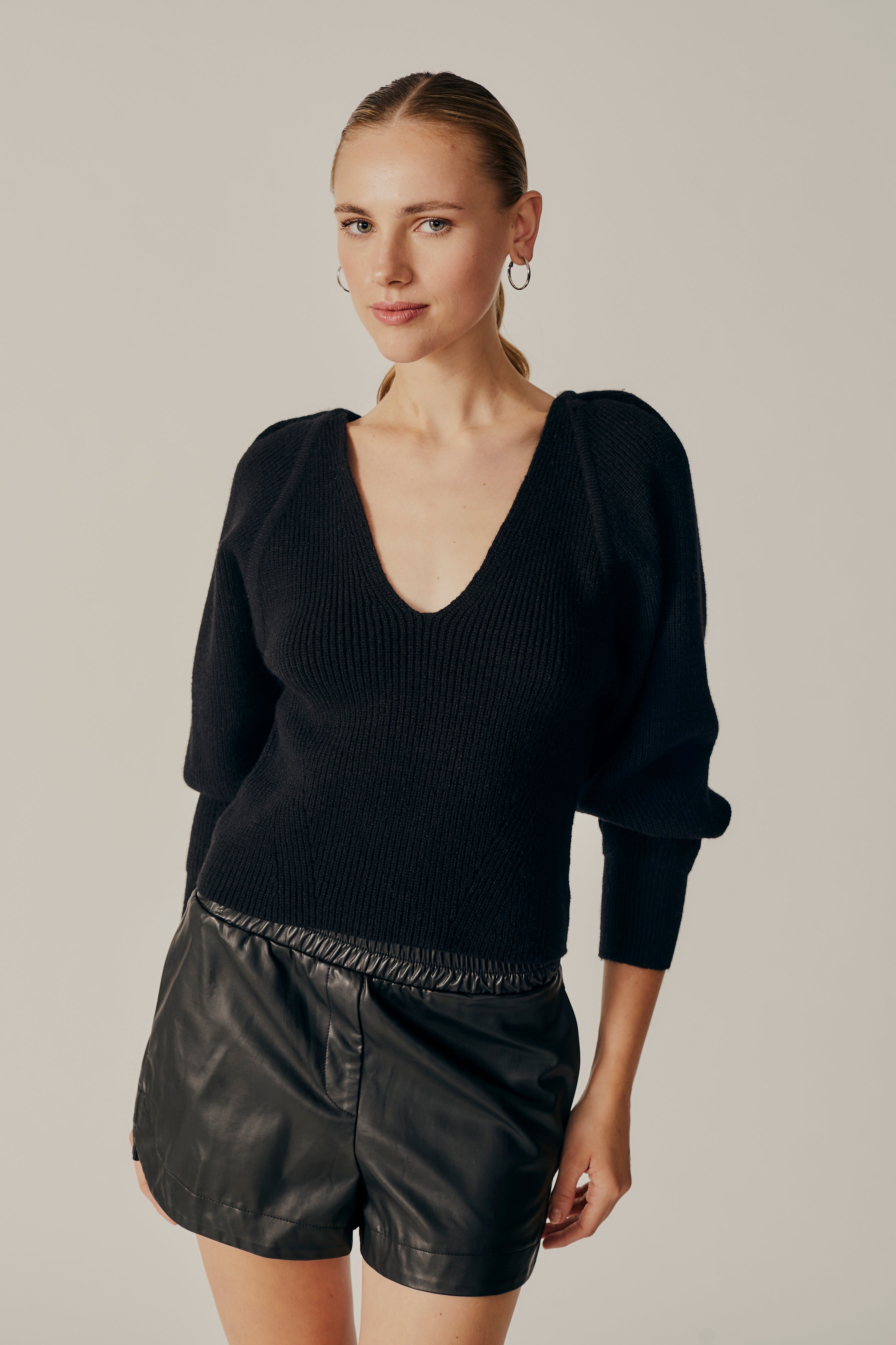 STOKESIA V NECK SWEATER