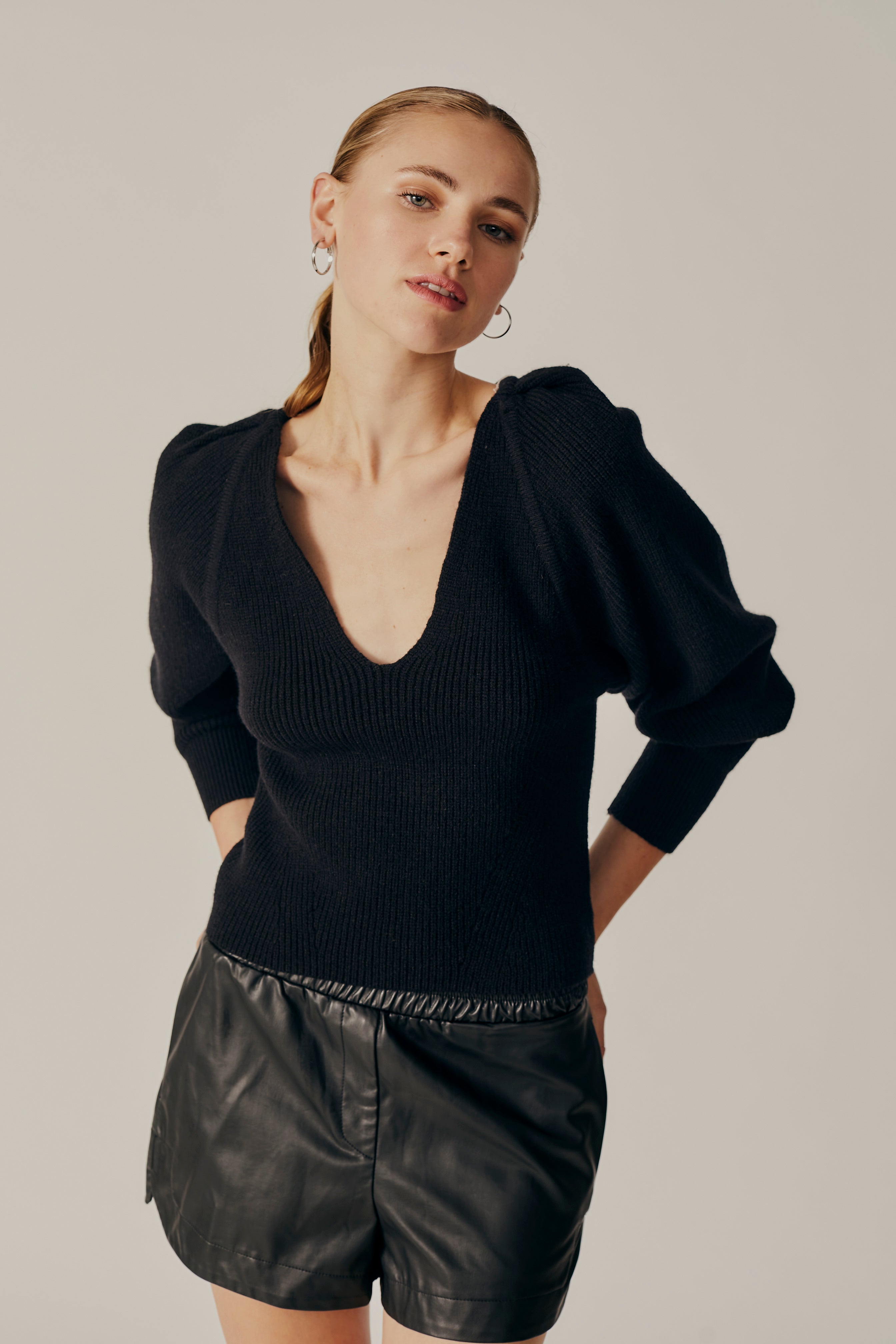STOKESIA V NECK SWEATER
