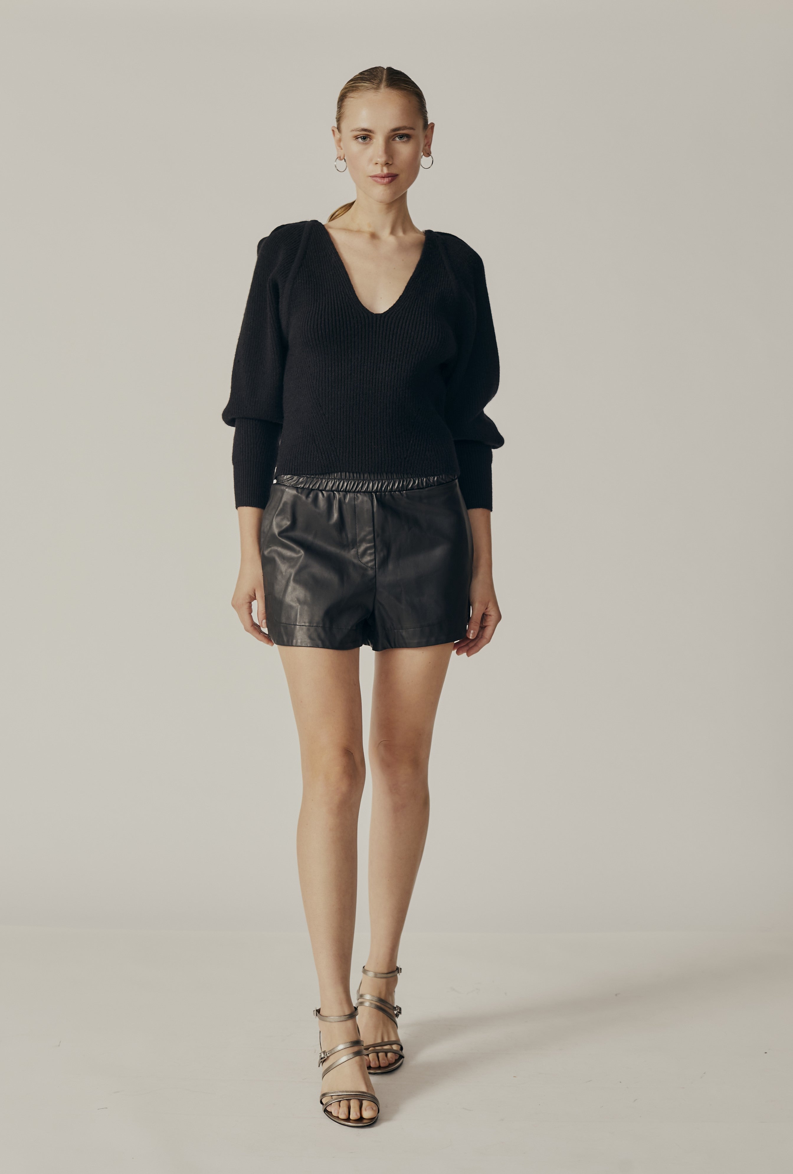 STOKESIA V NECK SWEATER