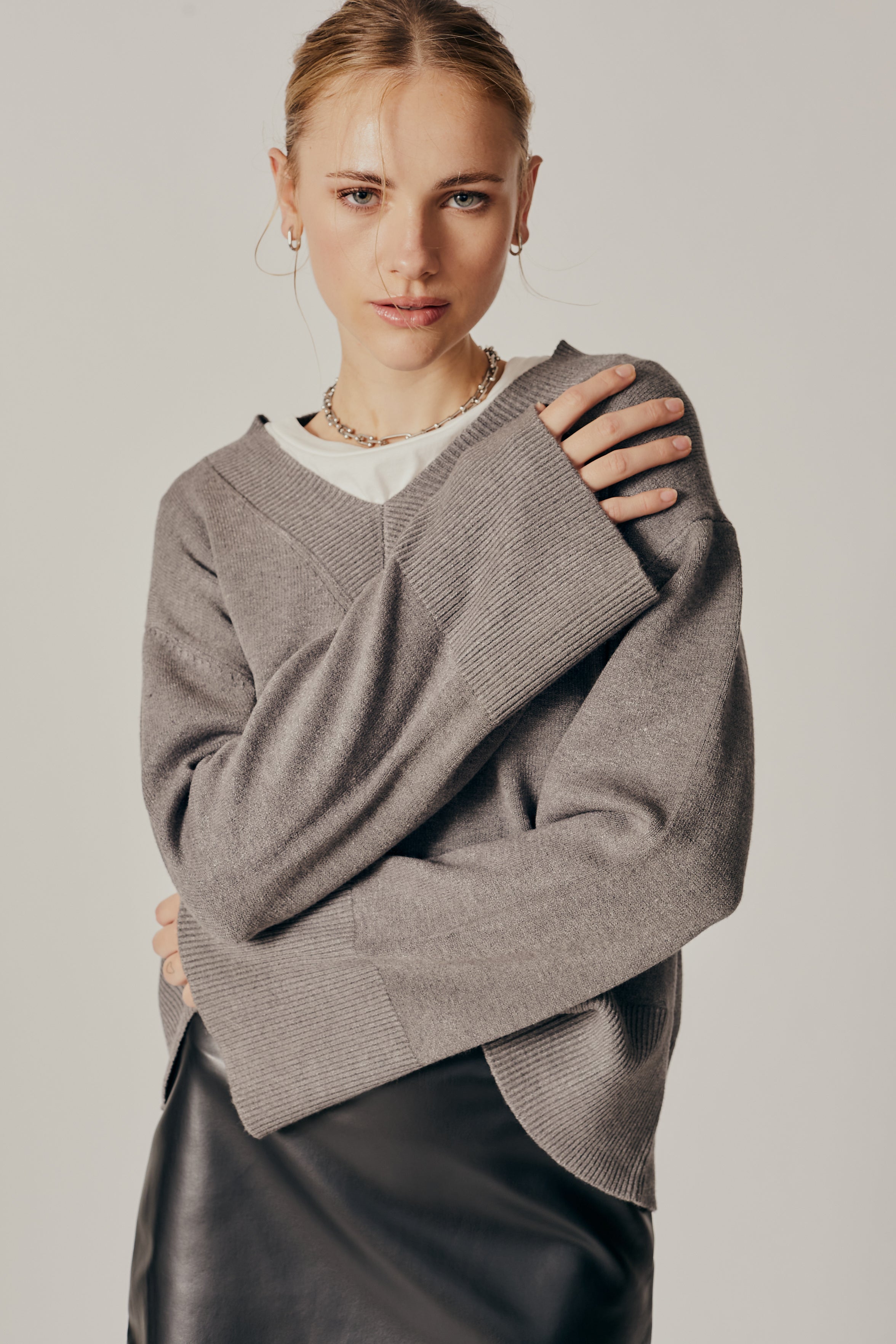 ASCLEPIAS V NECK SWEATER