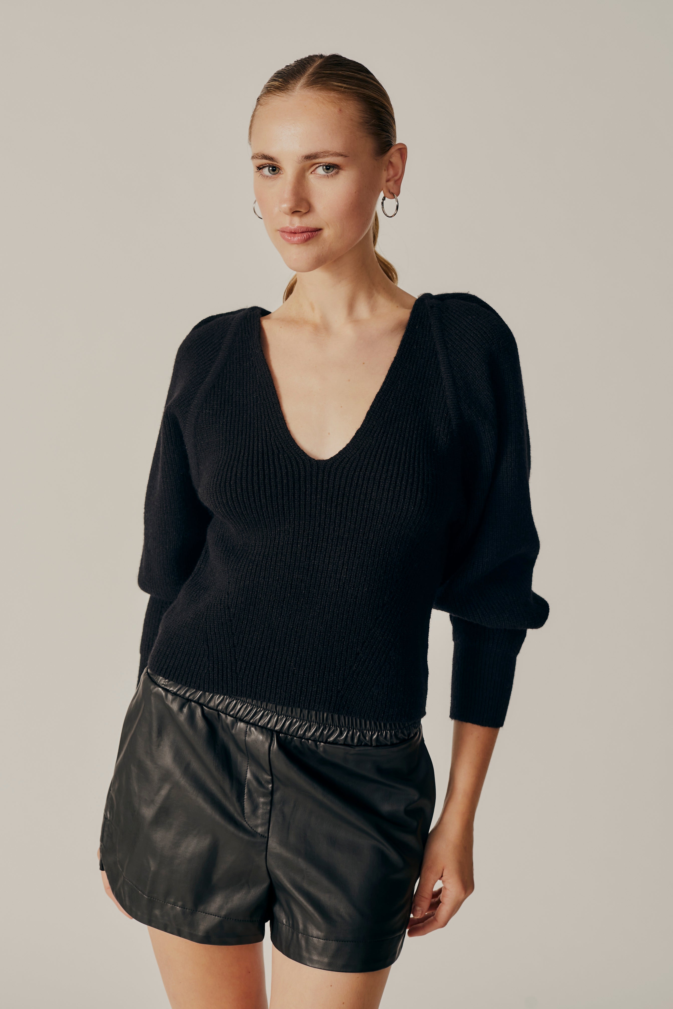 STOKESIA  V NECK SWEATER